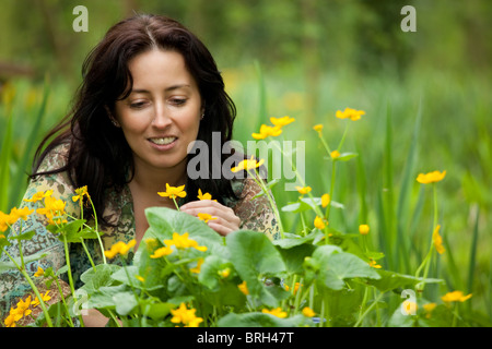 Femme dans la nature sauvage odeur de fleur jaune Banque D'Images