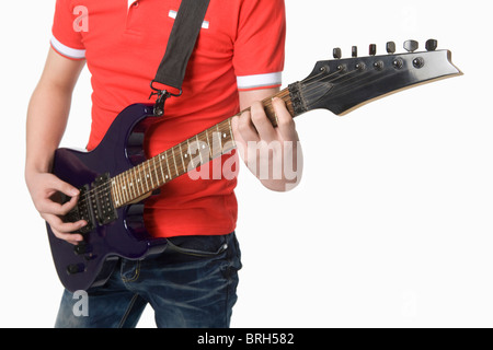 Jeune homme jouant une guitare électrique Banque D'Images