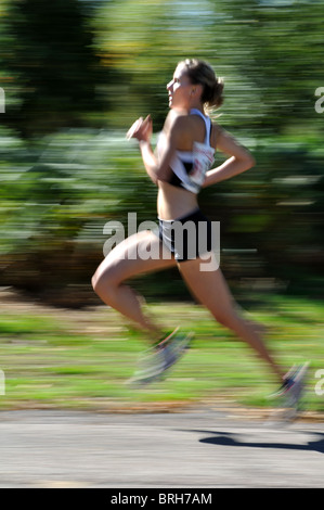 Woman runner à Sutton Park, West Midlands, England, UK Banque D'Images