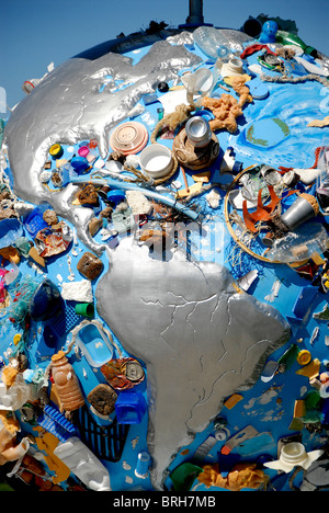 La pollution de la mer concept, "Peur bleue", Globe sculpture, par Coolglobes Marseille 2010, Marseille, France Banque D'Images