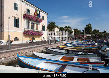 Port de Bardolino, le lac de Garde, Italie avec les petits bateaux de pêche amarrés et attaché à l'embarcadère Banque D'Images