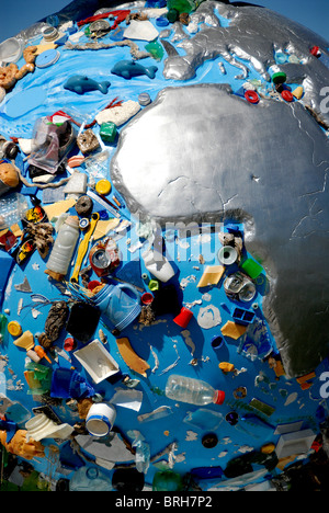 La pollution de la mer concept, "Peur bleue", Globe sculpture, par Coolglobes Marseille 2010, Marseille, France Banque D'Images