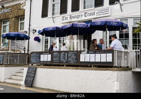 L'extérieur du restaurant avec diners dans la station balnéaire de la côte galloise de New Quay, Ceredigion, West Wales, UK Banque D'Images