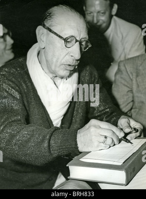 IGOR STRAVINSKI (1882-1971) rehearseshis l'opéra The Rake's Progress à La Scala, Milan, septembre 1951. Pour la première fois à Venise Banque D'Images