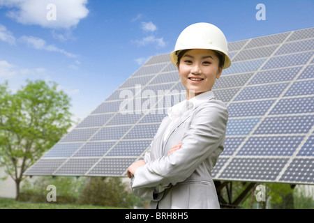 Portrait d'un ingénieur en face de panneaux solaires Banque D'Images