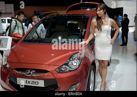 Paris, France, Paris car Show voiture électrique, s pour ALE 'Hyandai Equus', hôtesse modèle montrant la voiture sur l'affichage, marketing de voitures vertes Banque D'Images