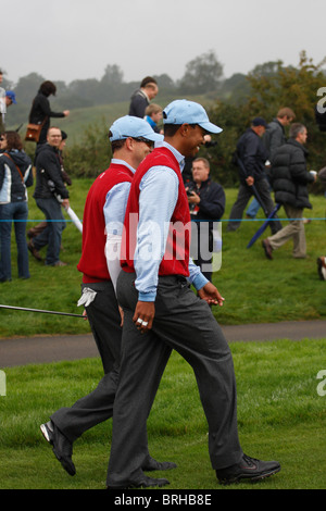 Les golfeurs américains Tiger Woods et Zach Johnson sur le premier jour de pratique de la Ryder Cup en 2010, la Celtic Manor, Newport, Pays de Galles Banque D'Images