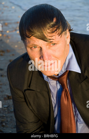 Un portrait couleur d'une déprimés et anxieux à la recherche d'affaires humides Banque D'Images