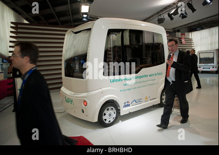 Paris, France, visiteurs, hommes marchant, Inside Paris car Show 'Microcar VIPA', transport électrique automatique de passagers, france innovation People, vue latérale, véhicule autonome Banque D'Images