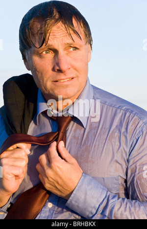 Un portrait couleur d'une déprimés et anxieux à la recherche d'affaires humides Banque D'Images