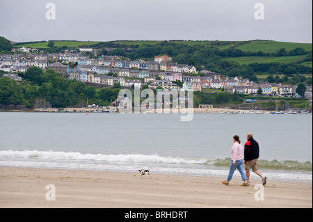 Les gens qui marchent le long de la plage de sable de New Quay, Ceredigion, West Wales, UK Banque D'Images