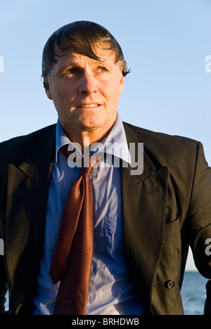 Un portrait couleur d'une déprimés et anxieux à homme d'humide. Banque D'Images