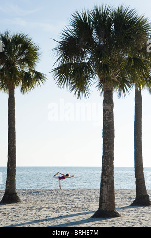 Woman Practicing Yoga, Hudson Beach, Florida, USA Banque D'Images