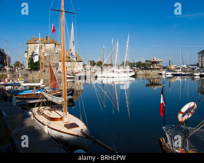 Le vieux port de Honfleur, France montrant la location des yachts, un merry go round et la Lieutenance bâtiment à l'entrée du port Banque D'Images