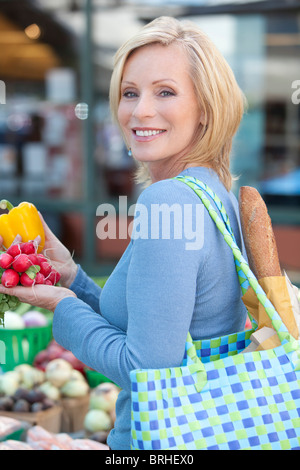 Portrait of Woman Grocery Shopping Banque D'Images