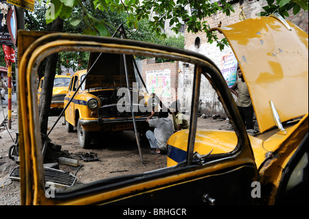 Asie du Sud Inde Calcutta Kolkata , une réparation mécanique cabine , une voiture ambassadeur , qui est basé sur Oxford Morris garage route, Banque D'Images