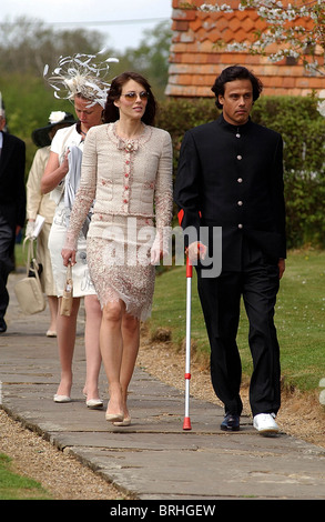 Liz Hurley & copain à mariage de Sophia Burrell à Peter Thompson en Shipley, W.Sussex. Banque D'Images