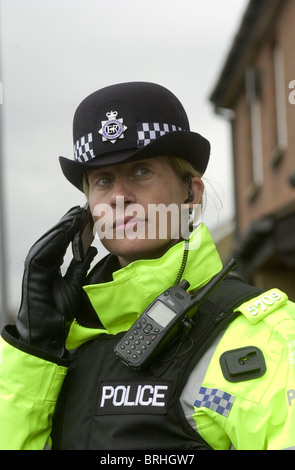 Agent de police féminin sur un téléphone mobile UK Banque D'Images