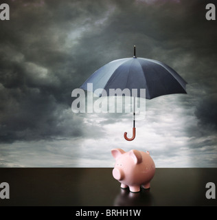 Tirelire protégée par un parapluie Banque D'Images