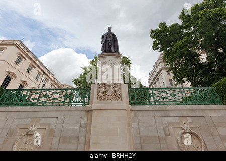 Mémorial de bronze statue du roi George VI par William Macmillan à Carlton Gardens, Londres Banque D'Images
