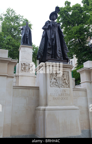 Mémorial de bronze des statues de la Reine Elizabeth et le roi George VI à Carlton Gardens, Londres Banque D'Images