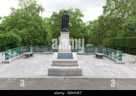 Mémorial de bronze statue du roi George VI par William Macmillan à Carlton Gardens, Londres Banque D'Images