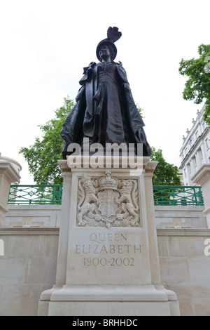 Mémorial de bronze statue de la Reine Elizabeth de Philip Jackson à Carlton Gardens, Londres Banque D'Images