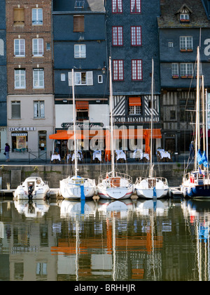 Yachts amarrés côte à côte le long de la rue Ste Catherine sur le vieux port de Honfleur, France Banque D'Images
