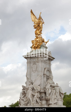 Victoria Memorial par le sculpteur Sir Thomas Brock en face de l'entrée principale au Palais de Buckingham Banque D'Images