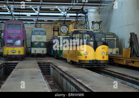 Les tramways de Blackpool dans rigby rd depot Banque D'Images