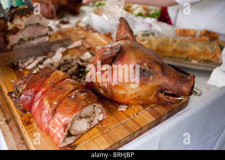 Un cochon braisé à la réception de mariage Banque D'Images