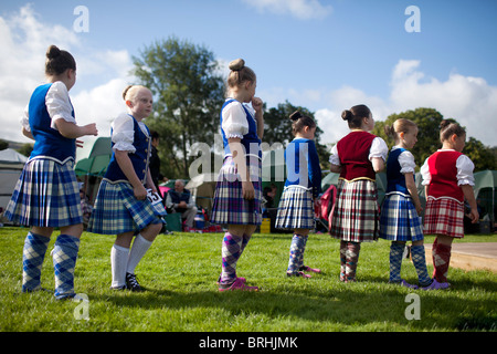 Les jeunes danseurs écossais vous attendent leur tour à la Peebles Highland Games, Peebles, Ecosse Banque D'Images