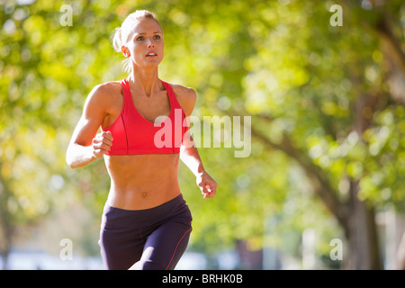 Femme courir dans le parc, Seattle, Washington, USA Banque D'Images