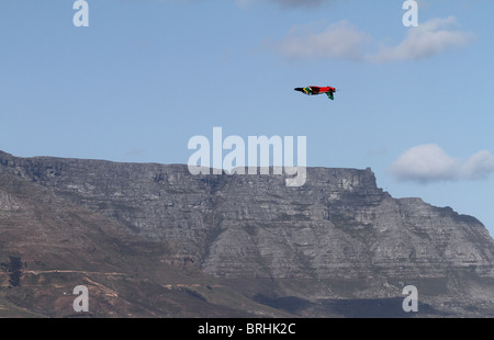 La South African Air Force Hawk vole à l'envers sur la Montagne de la table au Cap, Ysterplaat Airshow 2010 Banque D'Images