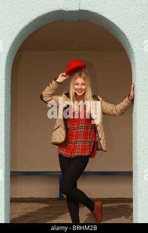 Woman wearing red pillar box hat modèle publié. Banque D'Images