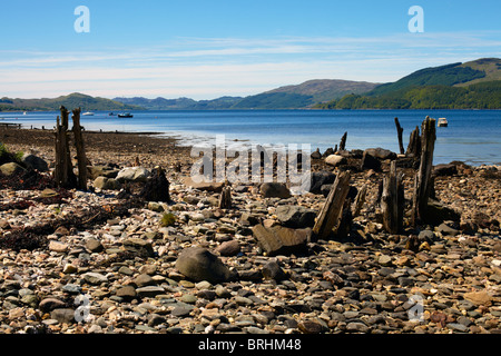 Vue sur le Loch Fyne de Strachur Bay. Jetée en bois abandonnés en premier plan. L'Argyll. L'Ecosse Banque D'Images