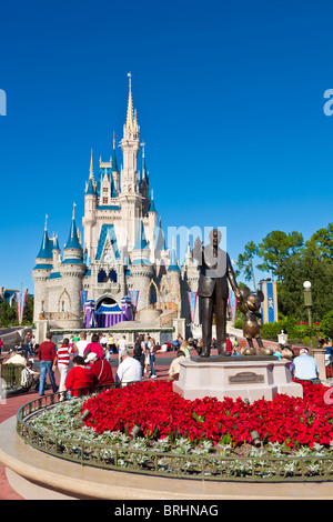 Statue des partenaires de Walt et Mickey devant le château de Cendrillon dans le parc à thème Magic Kingdom de Walt Disney Banque D'Images