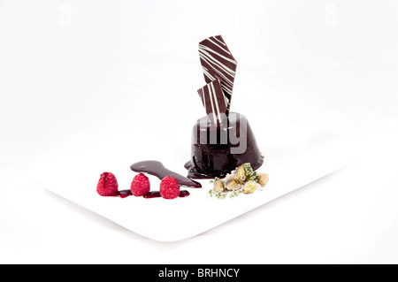 Le pouding au chocolat extravagantes on white plate Banque D'Images