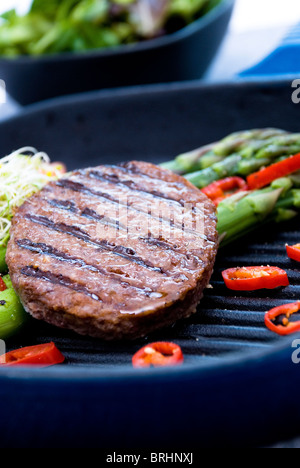 Burger de boeuf aux asperges vertes Banque D'Images