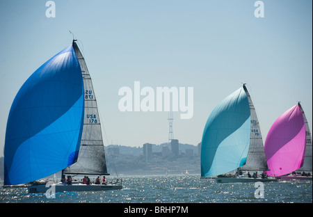 Shakedown, dark n'sstormy et l'équipe de Grande-Bretagne barbares le long de san francisco en cityfront Banque D'Images