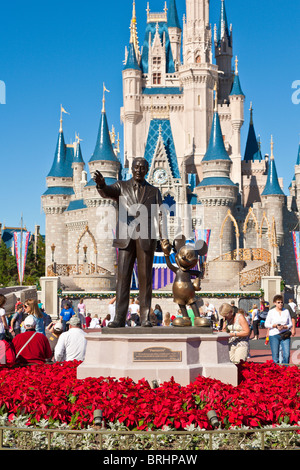 Statue des partenaires de Walt et Mickey devant le château de Cendrillon dans le parc à thème Magic Kingdom de Walt Disney Banque D'Images