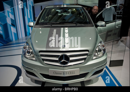 Paris, France, affichage, façade, salon de l'auto de Paris, allemand Mercedes Benz, classe B F-Cell, voitures électriques à vendre Banque D'Images