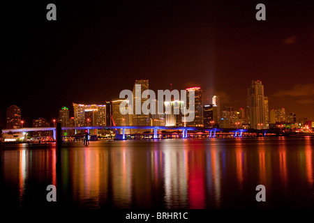 Des reflets de lumière et des bâtiments dans l'eau à partir de Miami skyline at night Banque D'Images