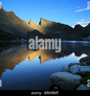 Clocher de réflexion et à l'Est de Pointe à Pointe du Temple lac profond, de montagnes de Wind River, Wyoming Banque D'Images