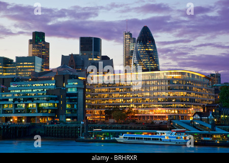 L'Europe, Royaume-Uni, Angleterre, Londres, le quartier financier de nuit Banque D'Images