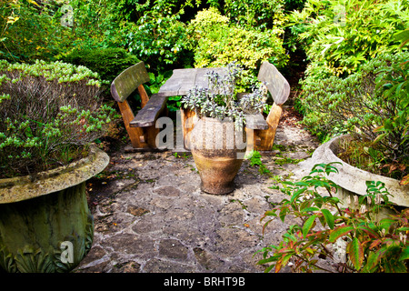 Une cour paisible coin avec table de pique-nique dans un jardin de campagne anglaise Banque D'Images