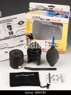 Appareil photo reflex numérique de marque Lenspen kit de nettoyage pour enlever la poussière du capteur, avec une loupe viewer Banque D'Images