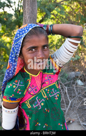 Femme en costume traditionnel Tribal et Arm-Bracelets, Kutch Région, État du Gujarat, Inde Banque D'Images