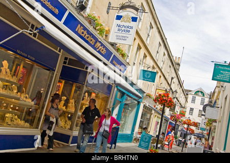 Grand angle horizontal de touristes window shopping le long de la Northumberland Place dans le centre-ville de Bath par un beau jour d'été. Banque D'Images