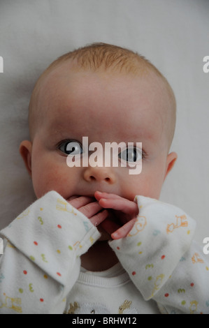 3 Mois Bebe Fille Sucer Les Doigts En Noir Blanc Aux Yeux Bleus Photo Stock Alamy